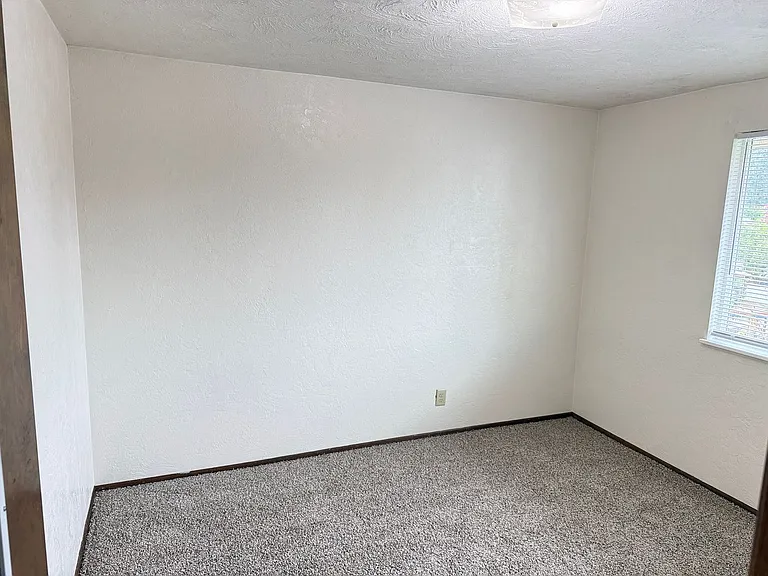 165 SW Kalmia St. — Photo 13
