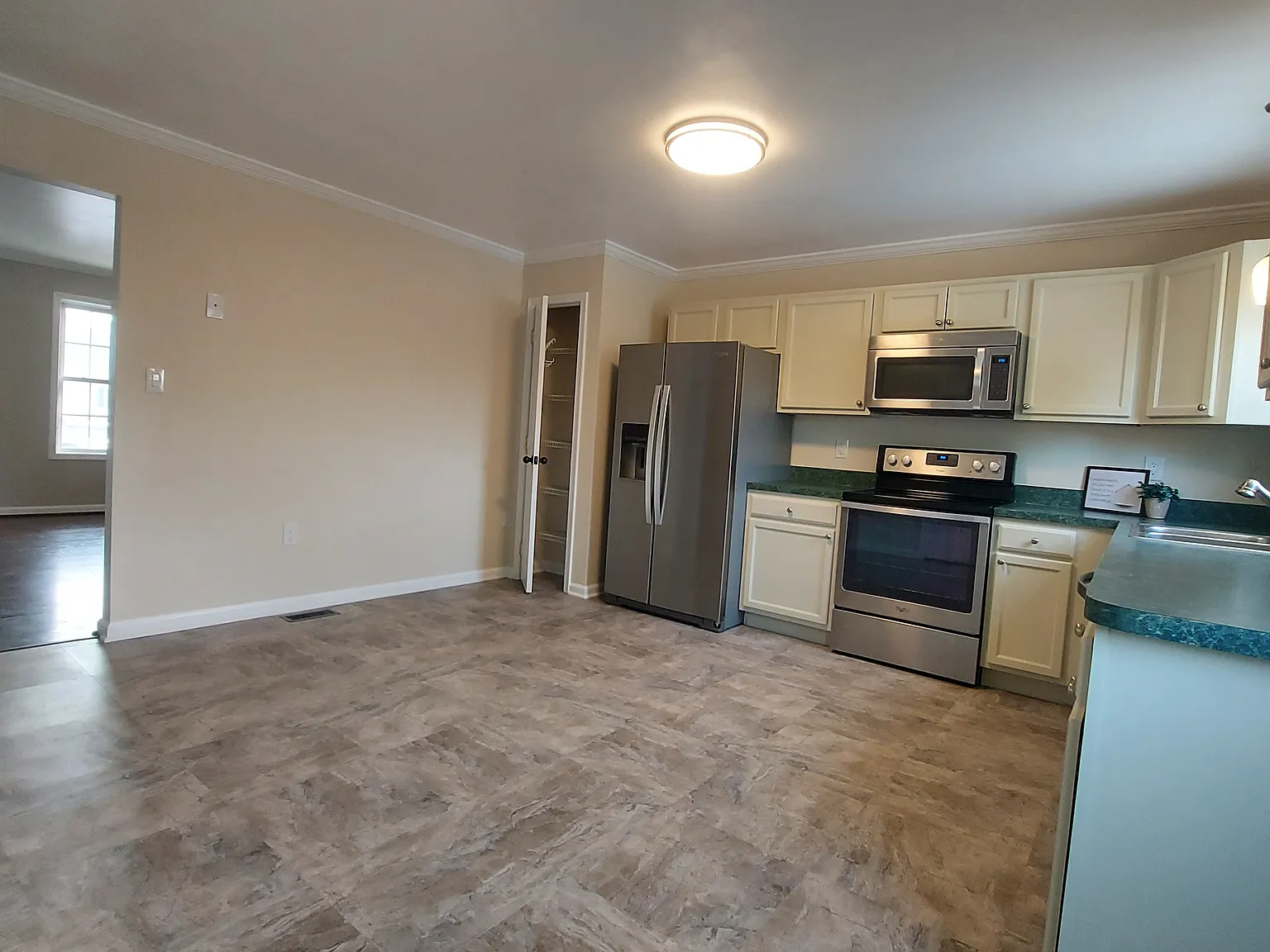 3 bed, 1.5 bath, 1200 sqft, $1,700 — Photo 3