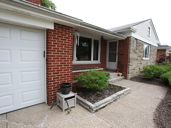 2nd image of 21190 Cromwell Ave