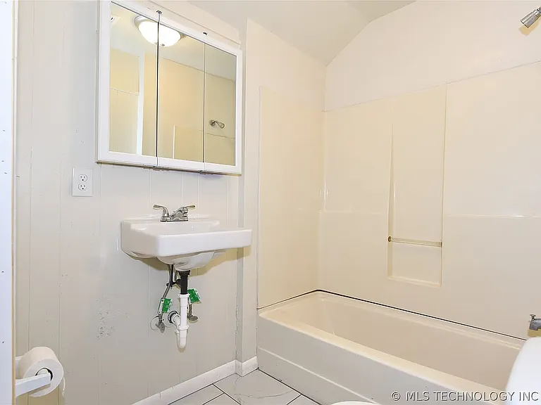535 E Oak St — Photo 26