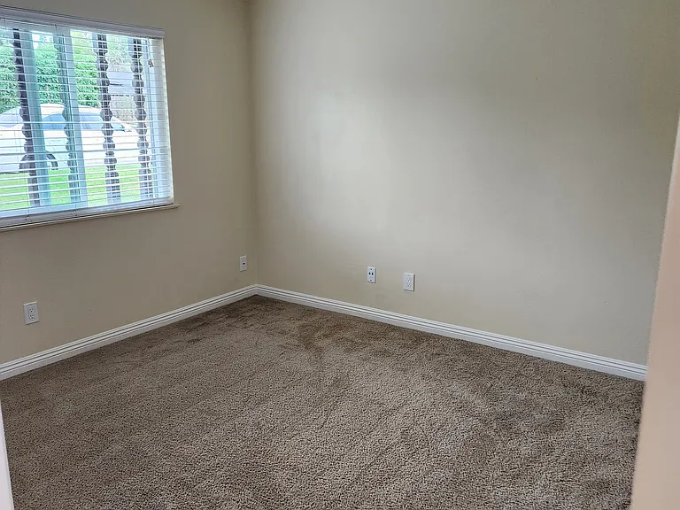 Second bedroom with ceiling fan.