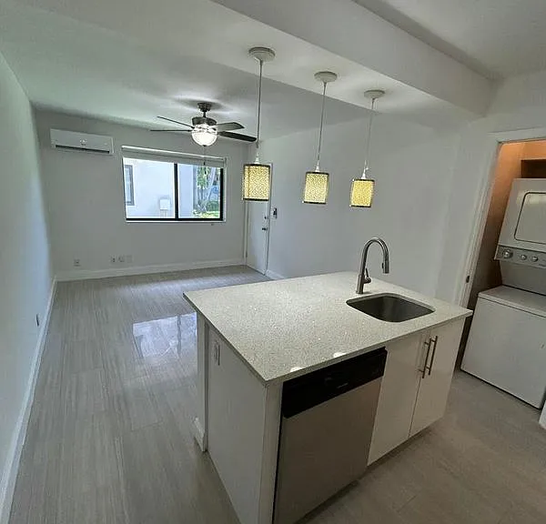 916 NE 15th Ave #3 — Photo 2