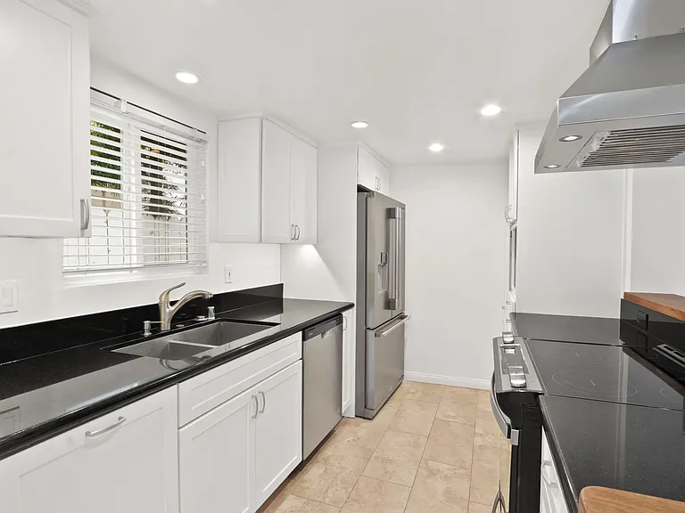 317 1/2 Heliotrope Ave — Photo 10
