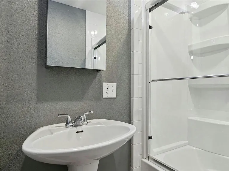2901 Wall St — Photo 16
