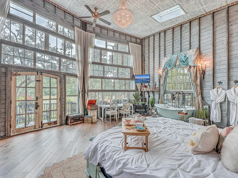 6543 Maybank Hwy — Photo 1