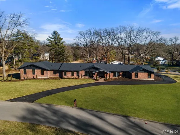 1534 Woodgate Dr, Saint Louis, MO 63131