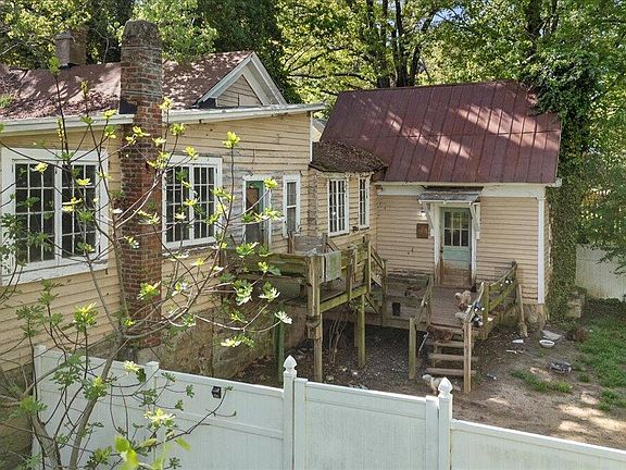 5th image of 410 Halifax St