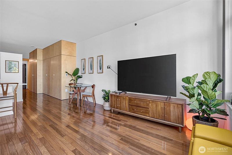 5th image of 2717 Western Avenue #5002
