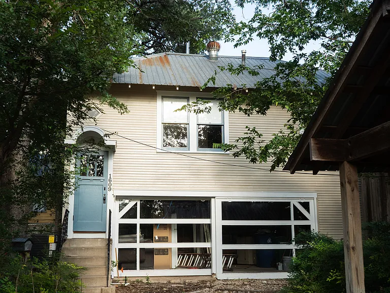1609 Alameda Dr — Photo 1