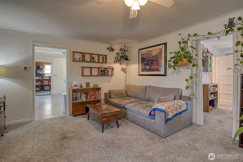 5th image of 1021 W Stockwell Street