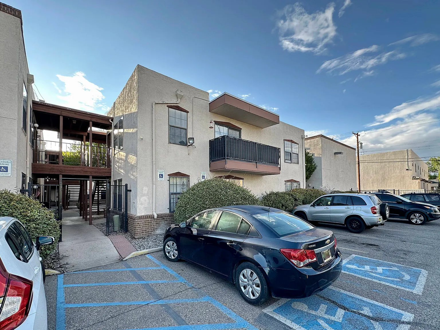 Updated Downtown 1 Bed w/ free WIFI & Gated Parking — Photo 2