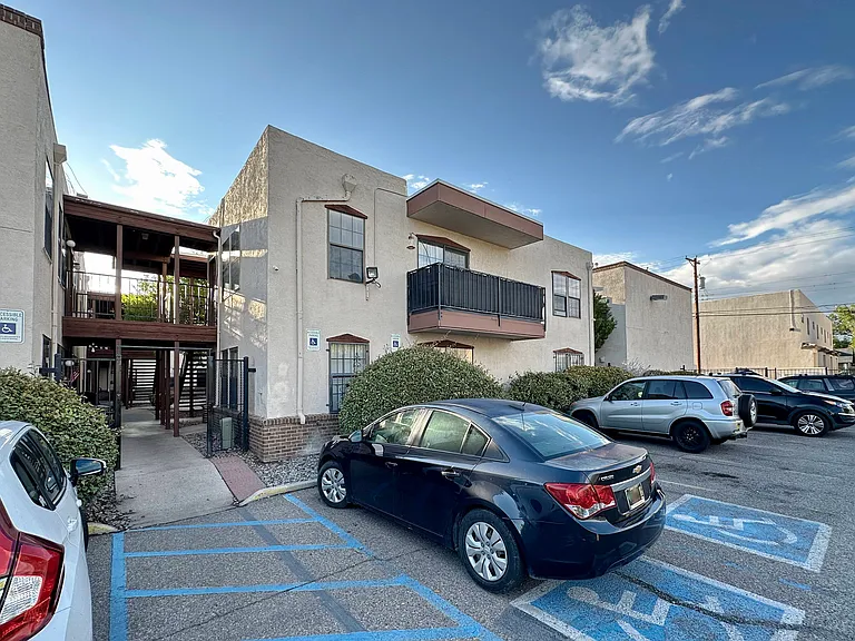 Updated Downtown 1 Bed w/ free WIFI & Gated Parking — Photo 60