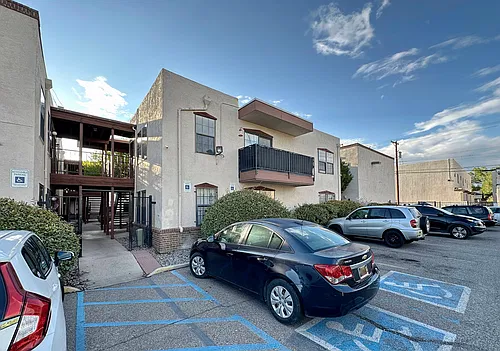 Updated Downtown 1 Bed w/ free WIFI & Gated Parking Photo 1