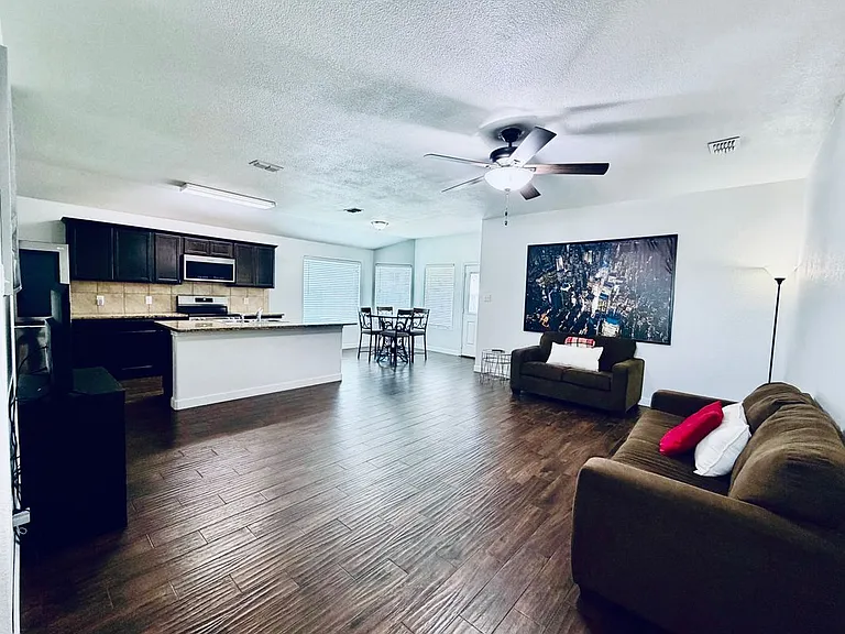 520 Cantebury Park Ln — Photo 4