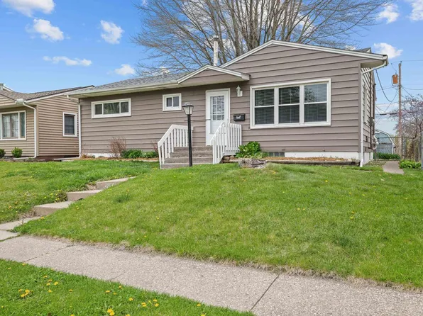 2924 Oak St, Bettendorf, IA 52722