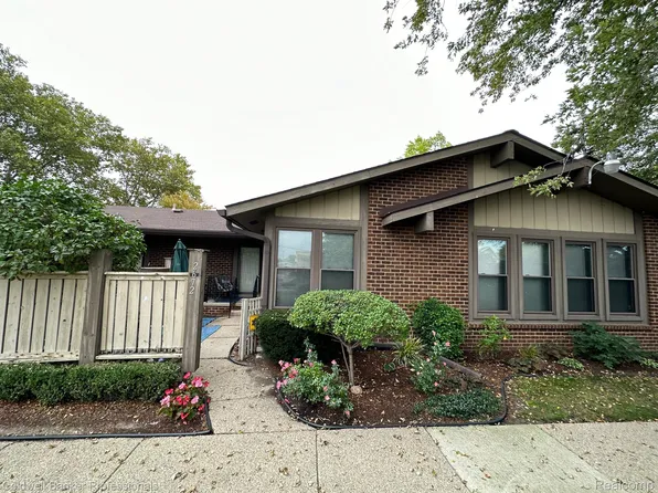 2672 Roundtree Dr, Troy, MI 48083