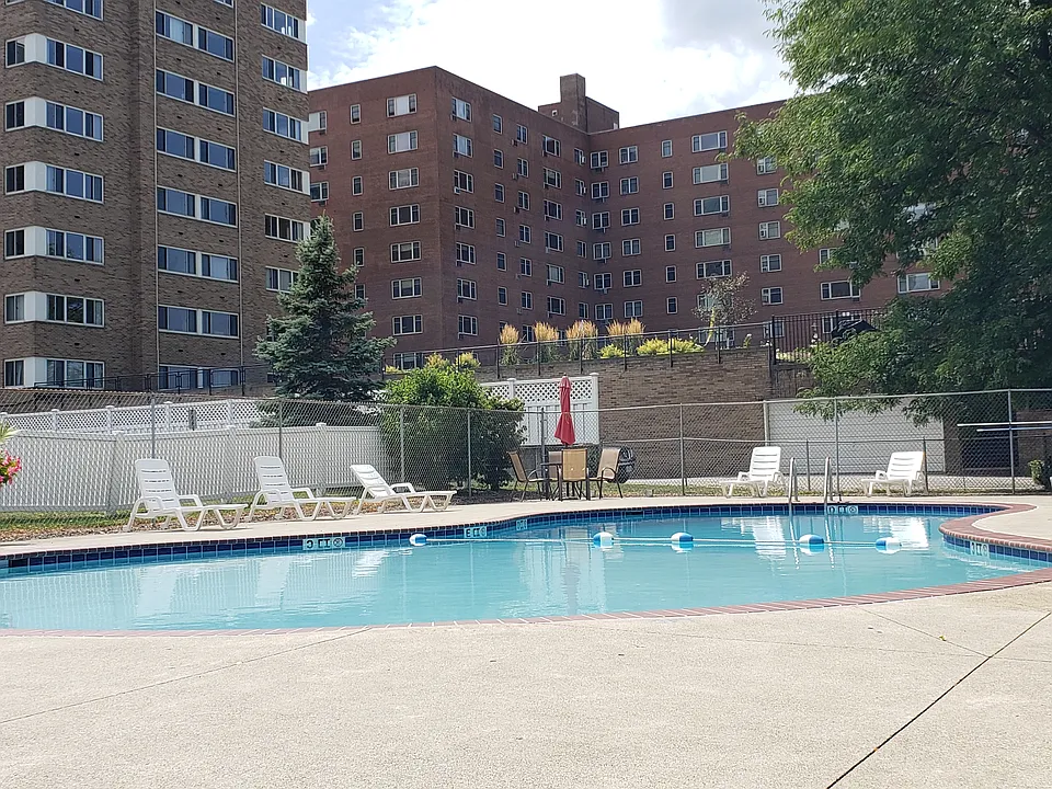 11720 Edgewater Dr #816