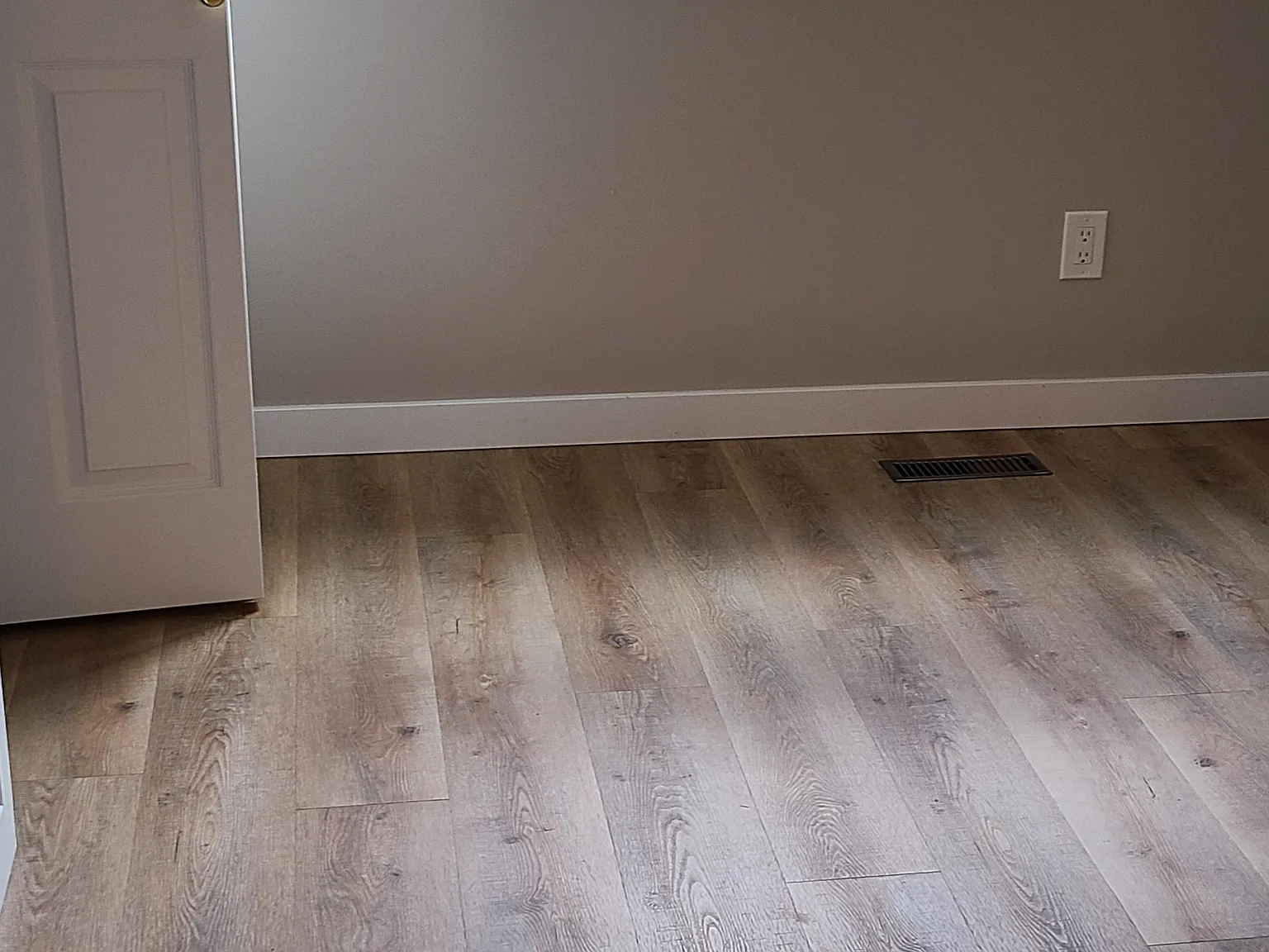 5 Bedroom 2 Bath Home in the Lovely Community of Beddington — Photo 4