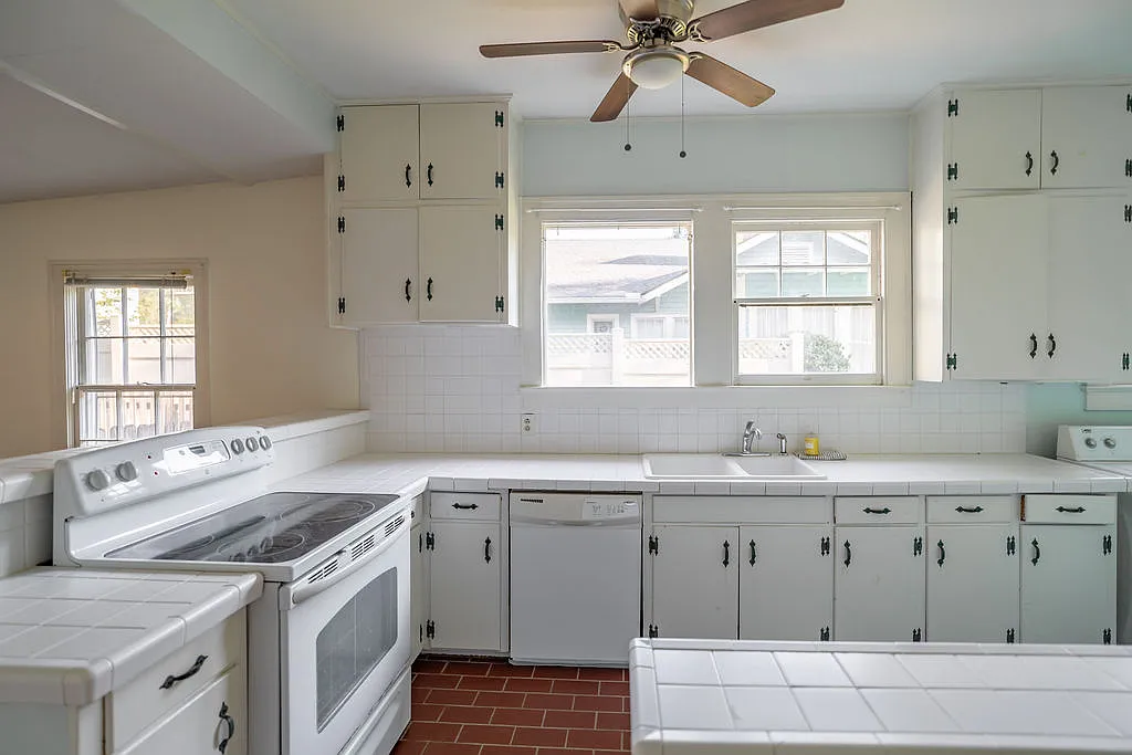 3 bed, 1369 sqft, $2,100 — Photo 2