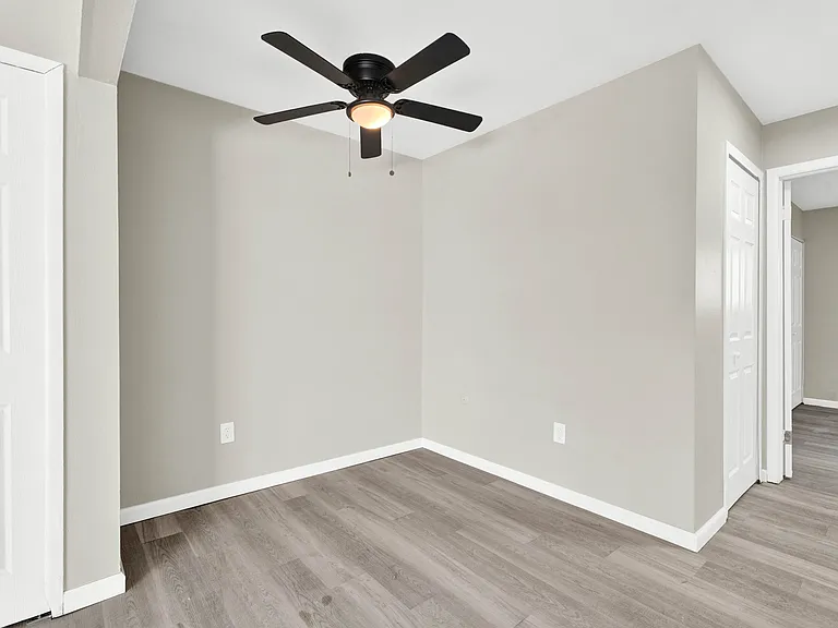 Pierre Manor Apartments — Photo 12