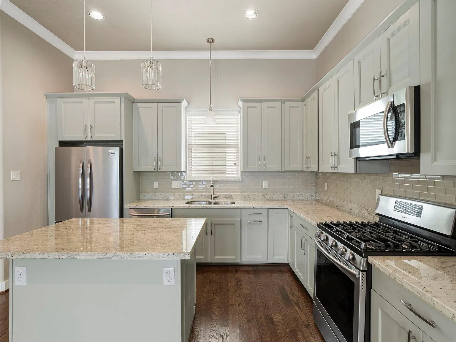 3 bed, 3.5 bath, 2014 sqft, $2,995 — Photo 3