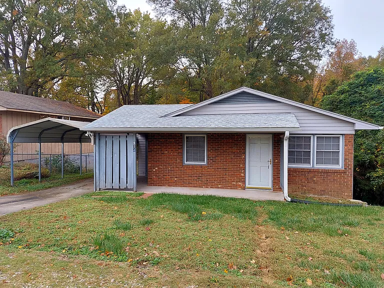 914 Pine Circle Dr — Photo 1