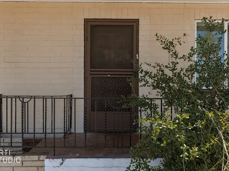 233 W Mesquite Blvd #HOUSE — Photo 2