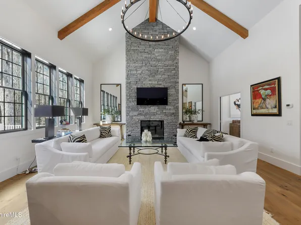 750 Mallard Ln, Lee, MA 01238