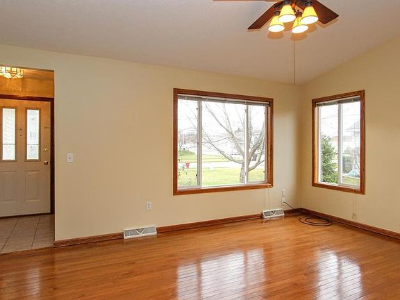 3rd image of 511 Sunbrook Dr SE