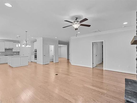 4th image of 330 Macallan Dr