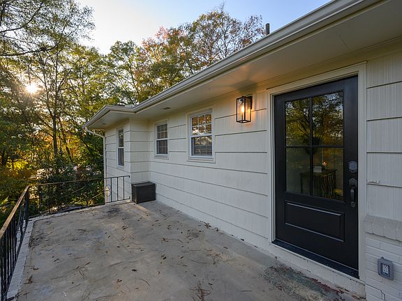 3rd image of 1112 Cresthill Dr
