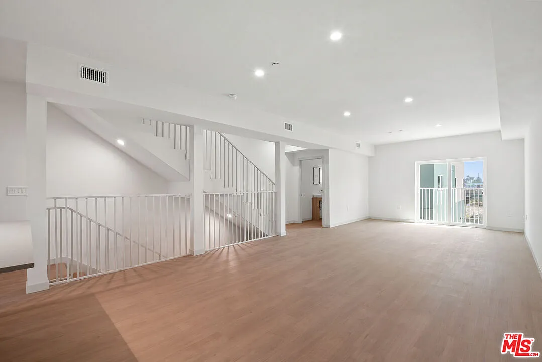 4 bed, 4.5 bath, 1939 sqft, $5,795 — Photo 3