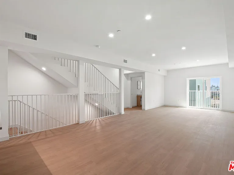 2523 1/2 S Orange Dr — Photo 3