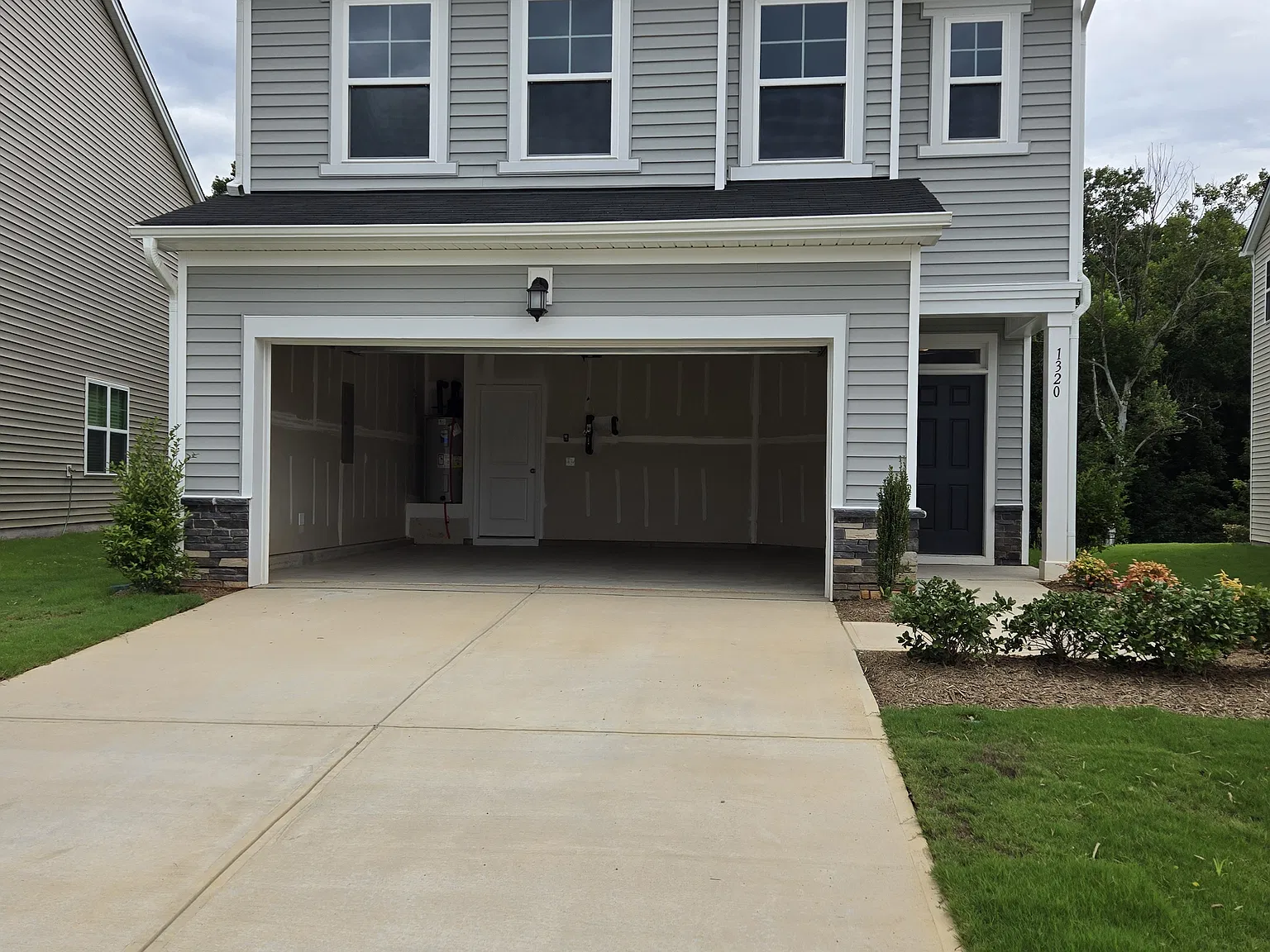 3 bed, 1924 sqft, $2,000 — Photo 1