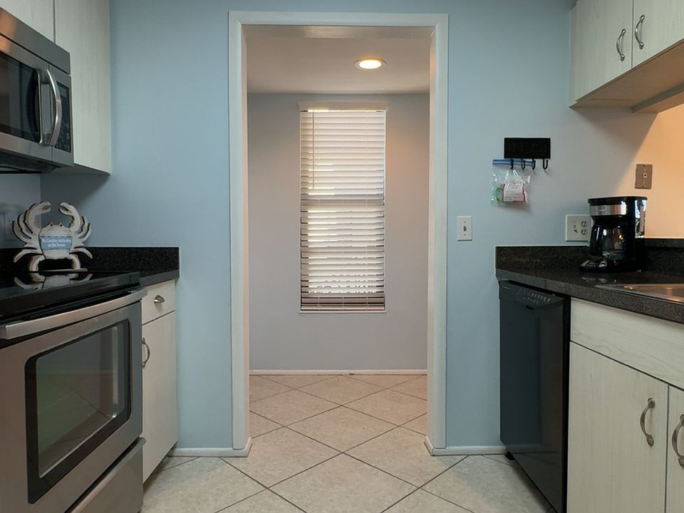 Extra window in the kitchen for even more natural lighting!