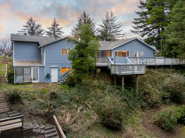 425 SE Edgecliff Dr, Waldport, OR 97394