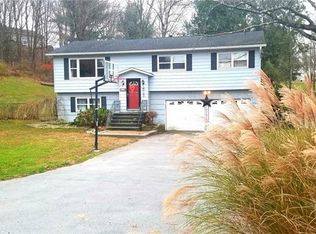 6 Hillcrest Dr, Westtown, NY 10998