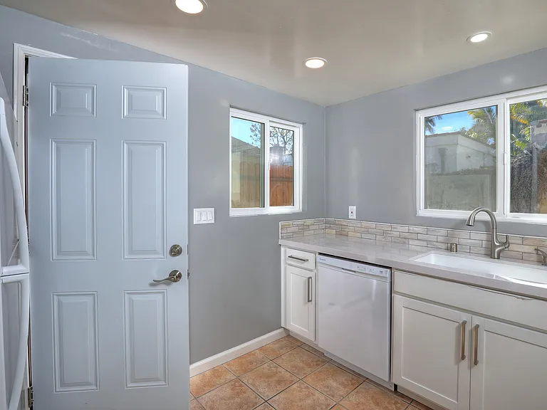 826 Alberta Ave — Photo 10
