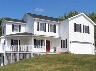 40 Circle Dr, Glen Rock, PA 17327