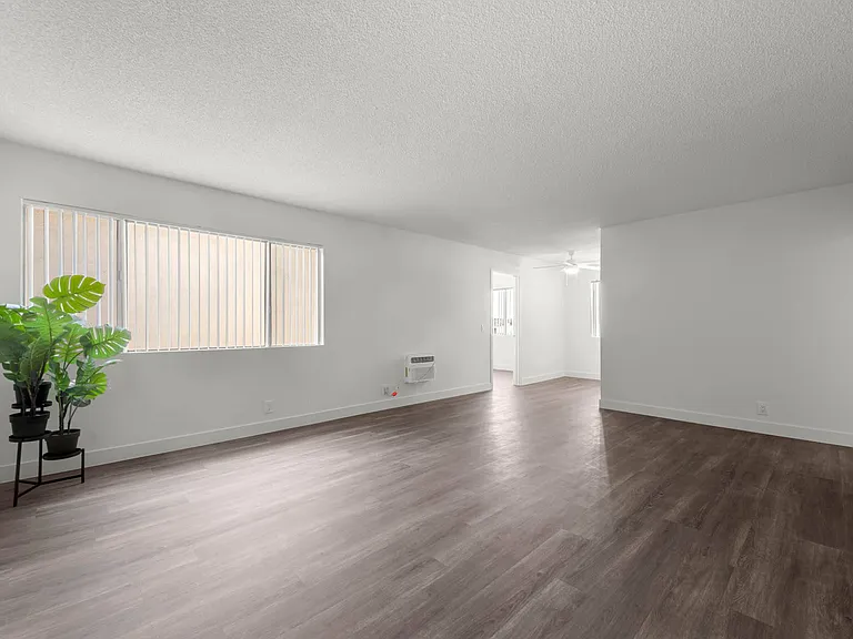 Sunset Square Apartments — Photo 27