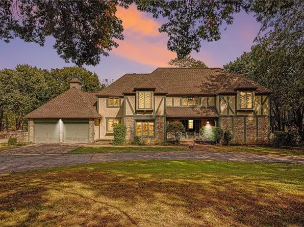 1602 S Lakestone Dr, Olathe, KS 66061