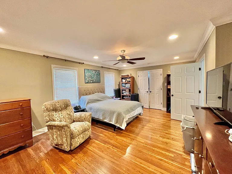323 E Lowry Ln — Photo 10