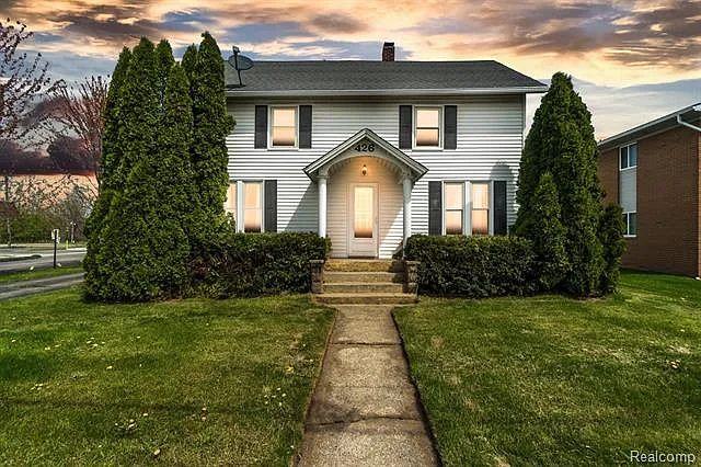 426 W Grand River Ave photo 1