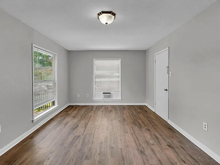 2712 Mitchell Ave — Photo 3