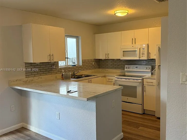 582 SW 2nd Pl — Photo 16