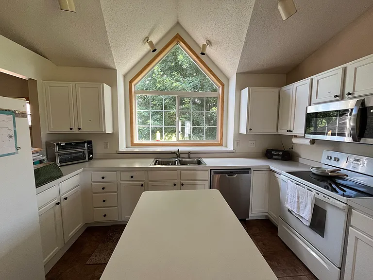 7865 Marilyn Dr — Photo 2