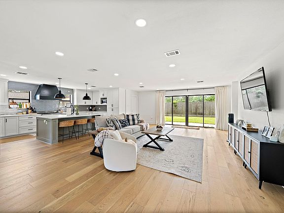 3rd image of 1902 Knoboak Cir