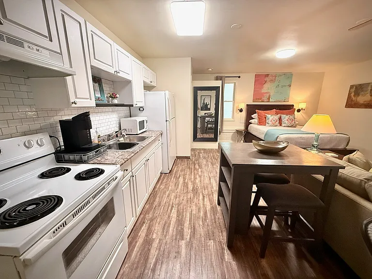 547 Watson St — Photo 2