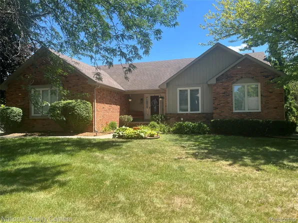 17610 Farmcrest Ln, Northville, MI 48168