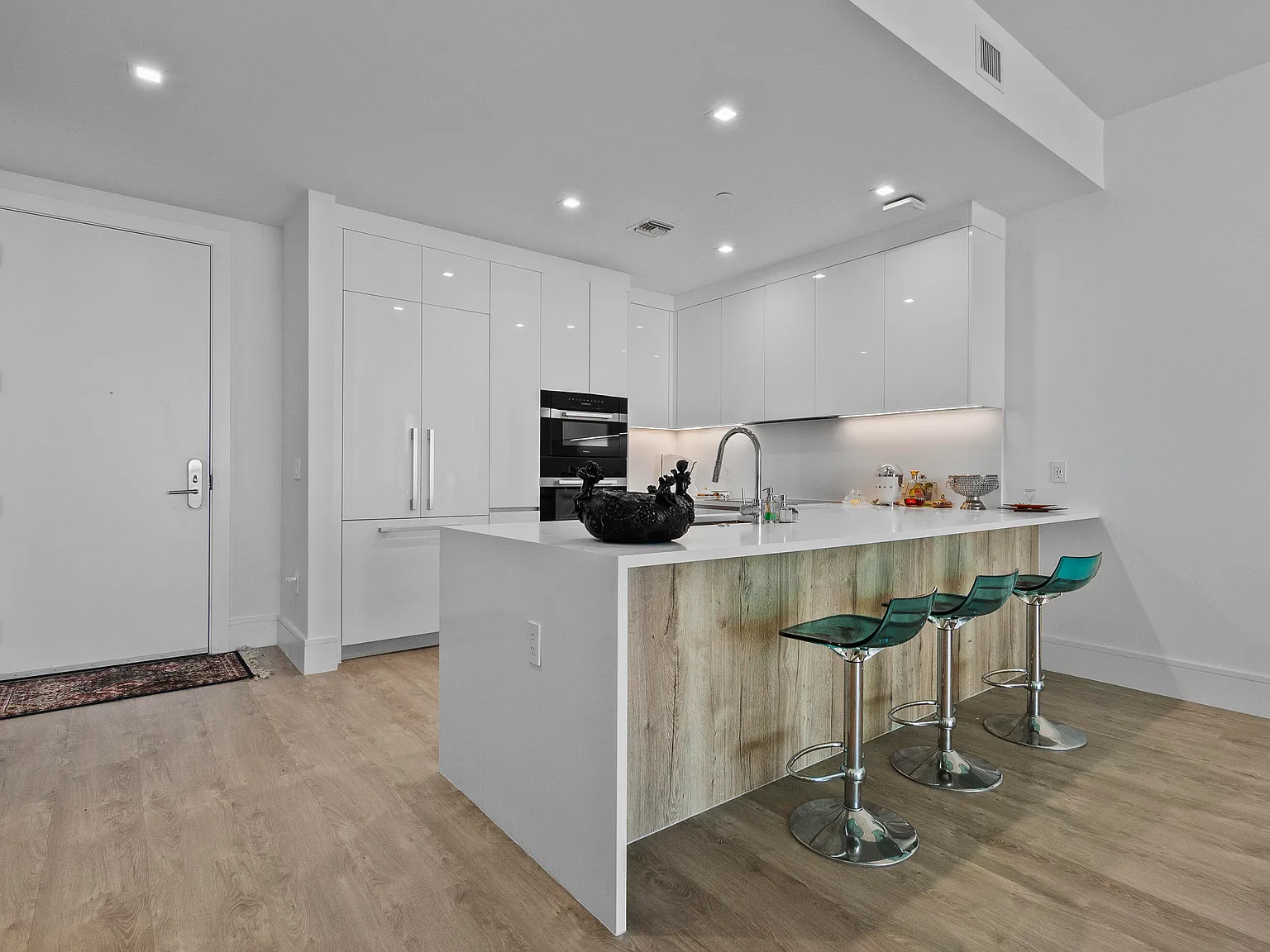 2 bed, 2.5 bath, 1533 sqft, $7,900 — Photo 2